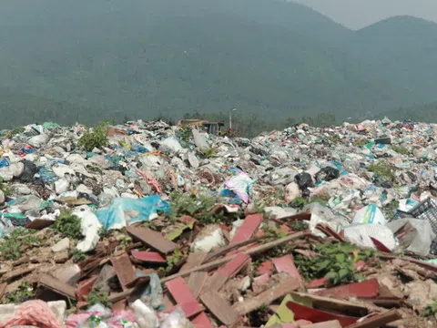 Cận cảnh khu xử lý rác thải hết hạn gây ô nhiễm môi trường