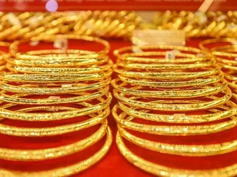 Giá vàng thế giới trượt sâu, thị trường trong nước đối mặt nguy cơ giảm theo