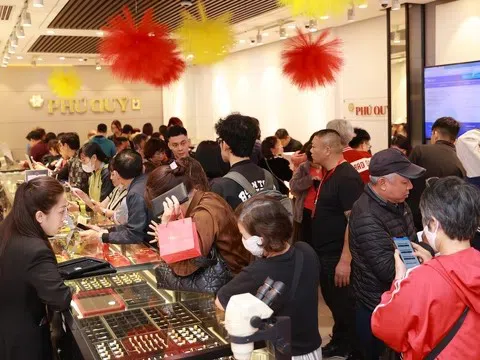 Người mua đổi “khẩu vị” ngày vía Thần Tài: Xếp hàng mua bạc đông không kém vàng