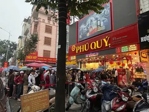 Nhộn nhịp người đi mua vàng bạc ngày vía Thần Tài