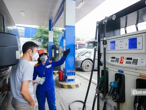 Giá xăng tăng thêm hơn 2.000 đồng, vượt 29.000 đồng/lít trong đêm