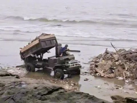 Xử lý vụ xe công nông đổ rác thải ra bãi biển Hải Tiến gây ô nhiễm môi trường