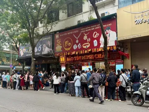 Giá vàng tiếp tục hạ, người mua xếp hàng dài