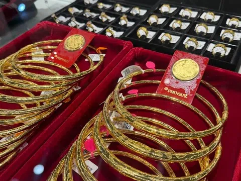 Giá Vàng tăng thêm gần 5 triệu đồng/lượng,  đồng USD quay đầu giảm