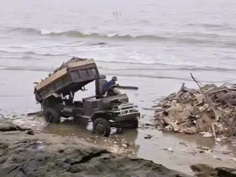 Xử lý vụ xe công nông đổ rác thải ra bãi biển Hải Tiến gây ô nhiễm môi trường