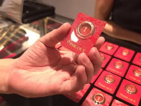 Giá vàng thế giới tăng mạnh, trong nước vẫn "đứng yên"