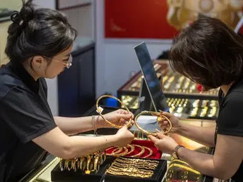 Giá vàng giảm sâu, lùi về mốc 165 triệu đồng/lượng
